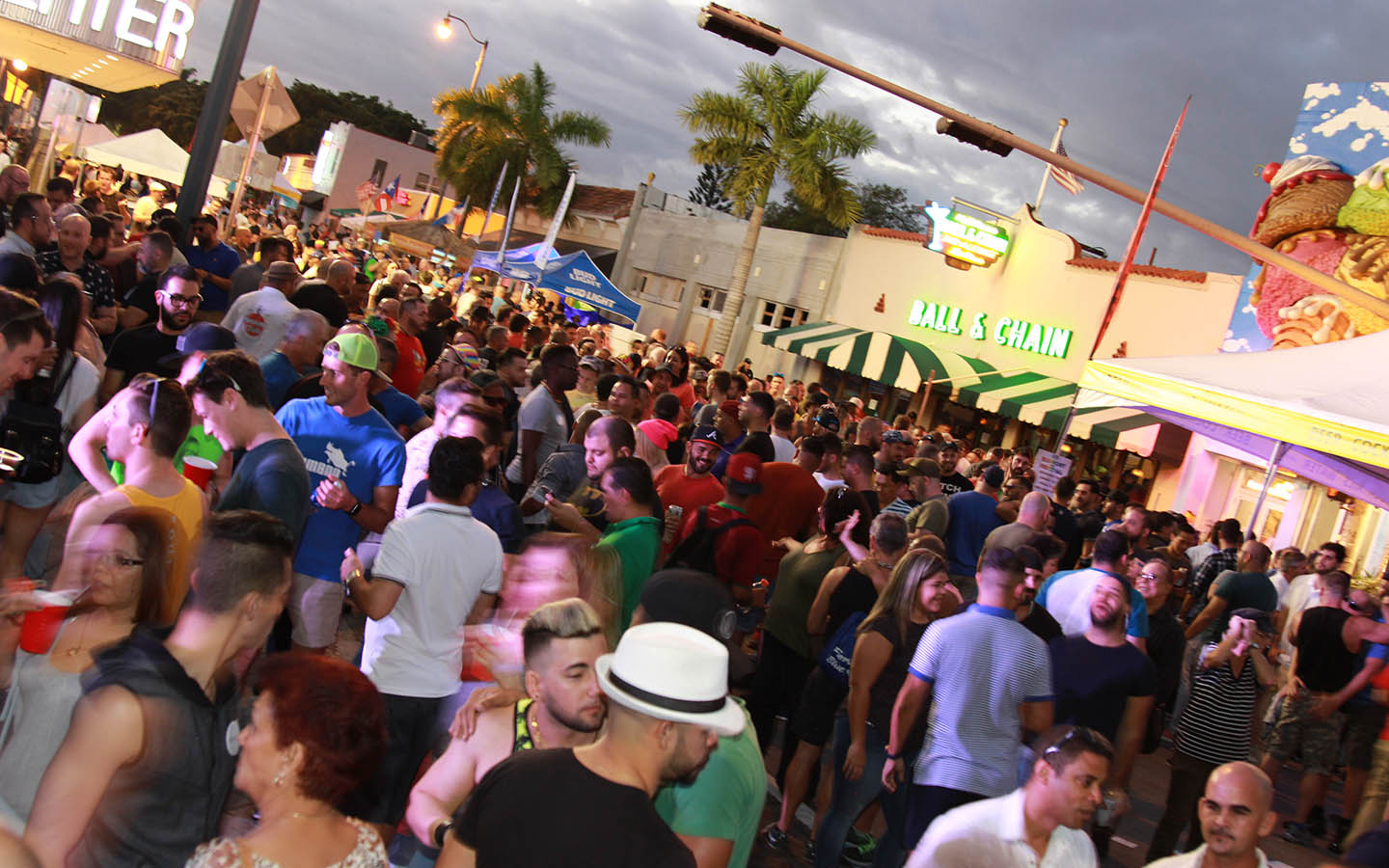 A multidão desfruta de Gay8 Festival em Little Havana