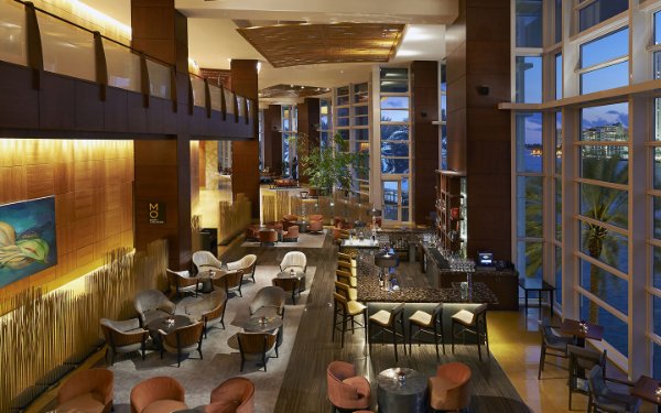 Finestre dal pavimento al soffitto MO Bar + Lounge al Mandarin Oriental