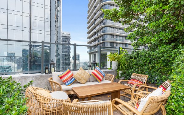 Sitzplätze auf der Dachterrasse des Sugar