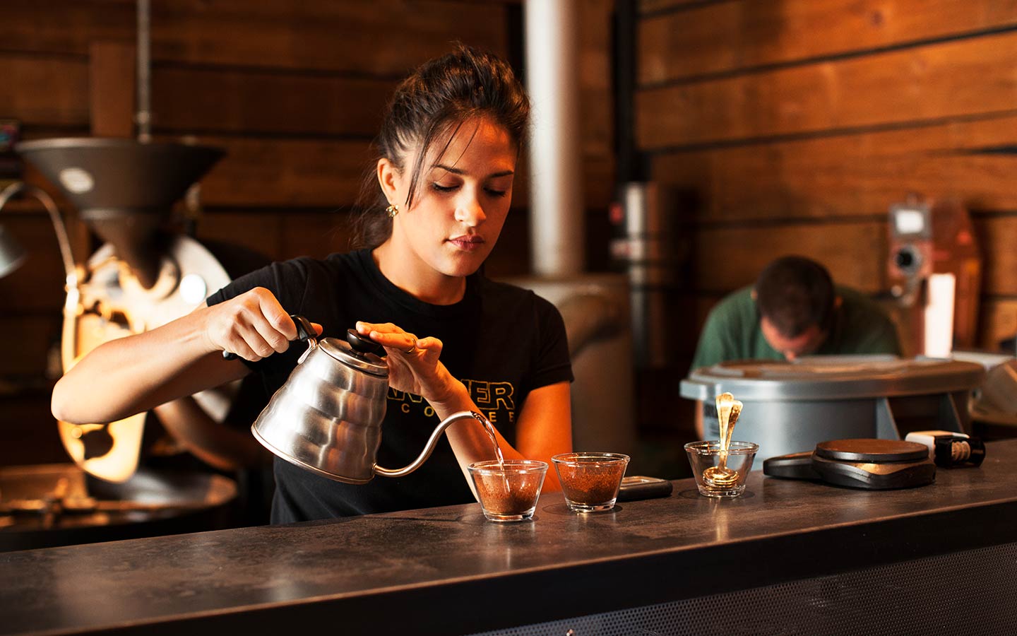 Barista che versa il caffè a Panther Coffee