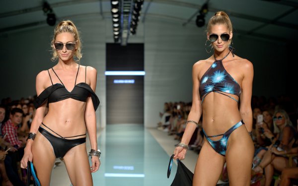 Modèl nan PARAISO Miami Swim Week