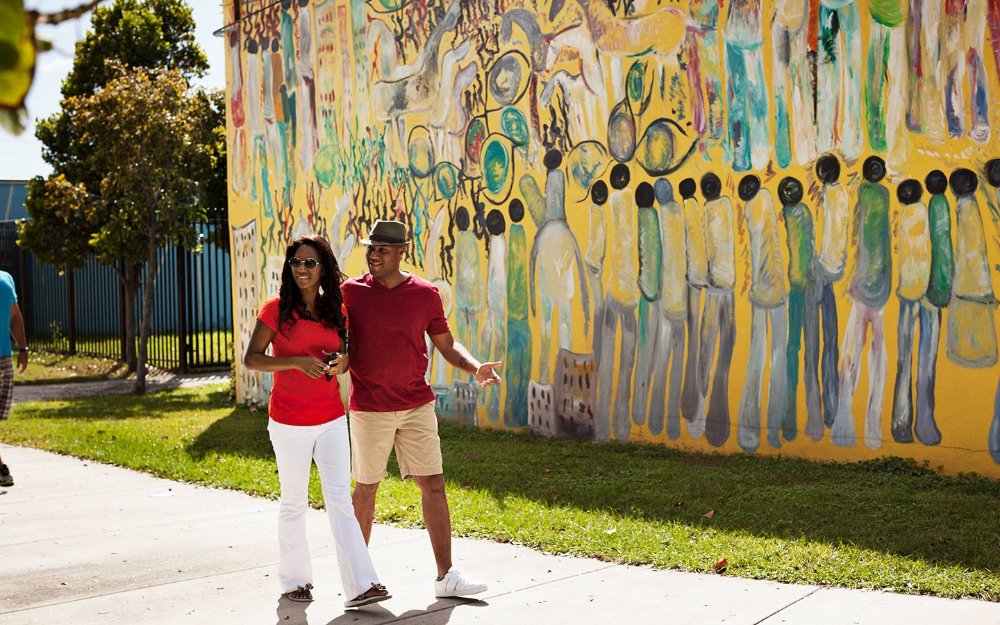 オーバータウンのパーヴィス・ヤングの壁画の前を散歩するカップル