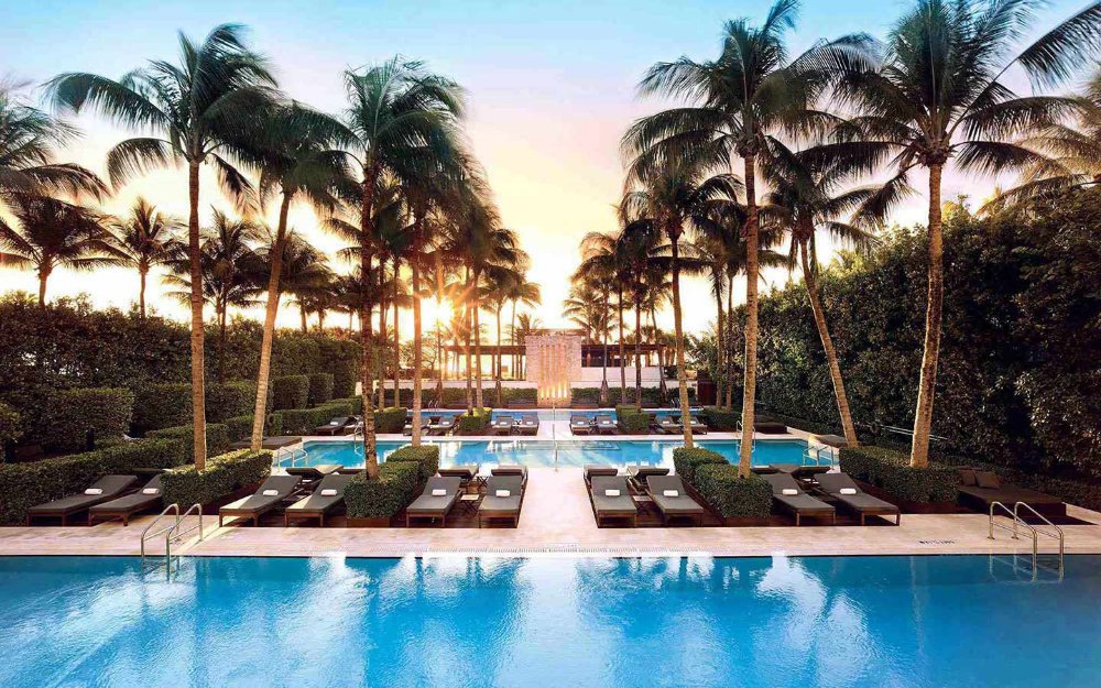 Пальмы у бассейнов в The Setai Miami Beach