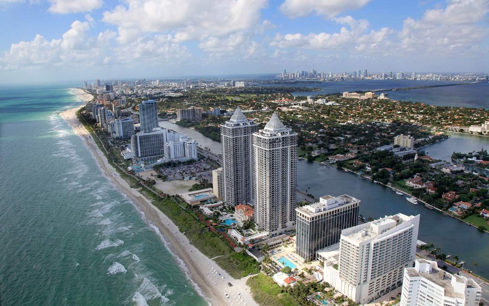 Vista aérea de Mid Beach y arroyo indio