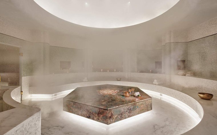 Dampfsauna mit Hamam aus rosafarbenem und grünem Marmor Das dampfende Zimmer von Tierra Santa mit rosa und grünem Marmor-Hamam