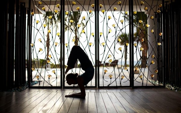 Fanm nan yon poze yoga nan Carillon Miami Wellness Resort