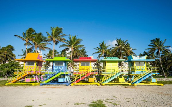 Bunter Rettungsschwimmer steht auf Miami Beach