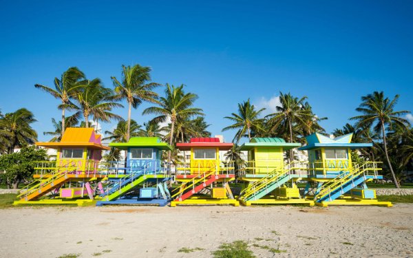O salva-vidas colorido está sobre Miami Beach
