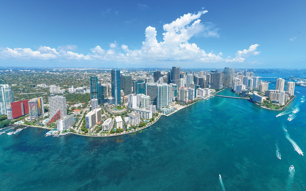Вид с воздуха на центр Майами и залив