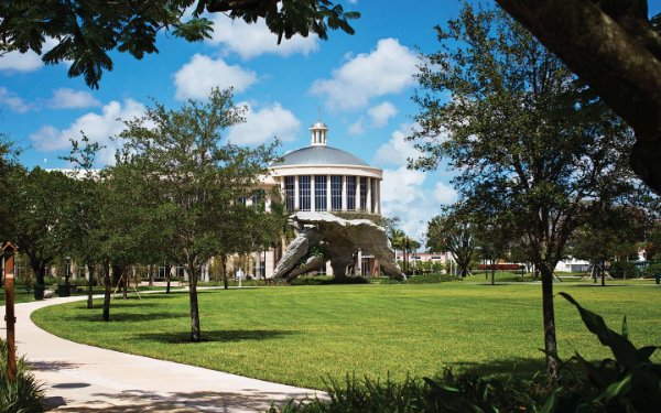 Micco-Skulptur, die ein Tor zu den Everglades symbolisiert Downtown Doral Park , vom Künstler Michele Ok