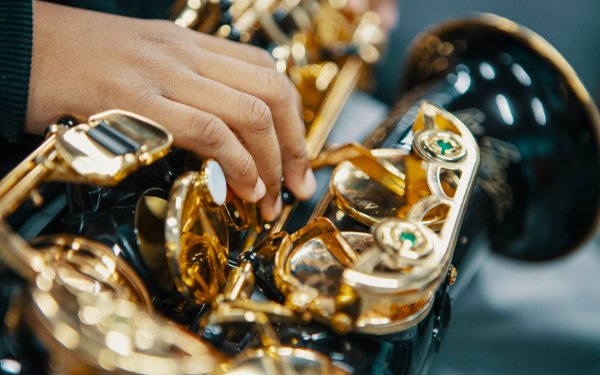 Músicos tocando um saxofone
