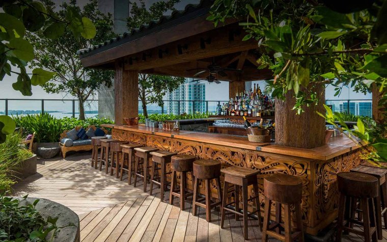 Blick auf die Biscayne Bay hinter Sugar's holzgeschnitzter Bar