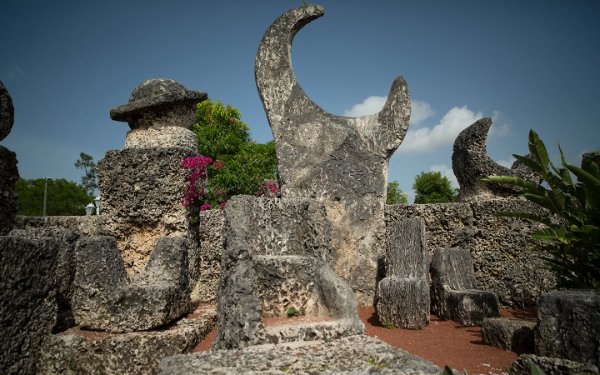 Handgeschnitzter Korallenobelisk und Stühle Coral Castle Museum