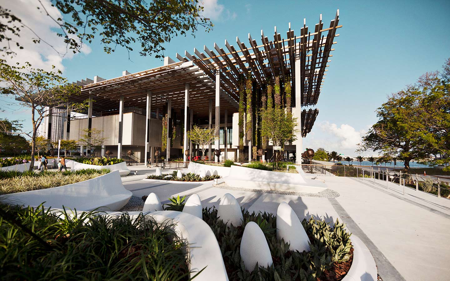 Außenansicht von PAMM mit hängendem Garten