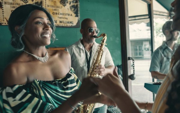 Группа музыкантов и танцоров, наслаждающихся музыкой в Little Havana