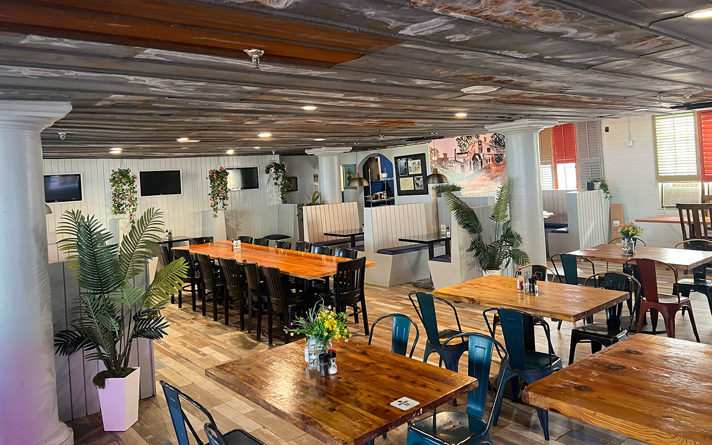 CJ Crab dining room