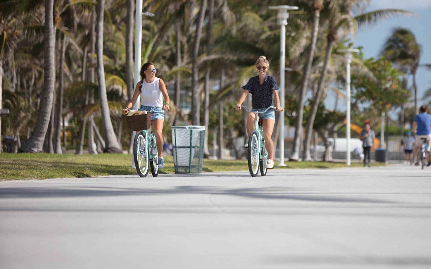 Los amigos dan un paseo en bicicleta South Beach