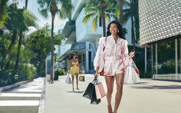 Ladies shopping on Lincoln Road