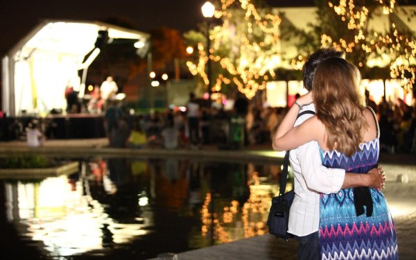 Couple regardant un spectacle en plein air Jazz at MOCA